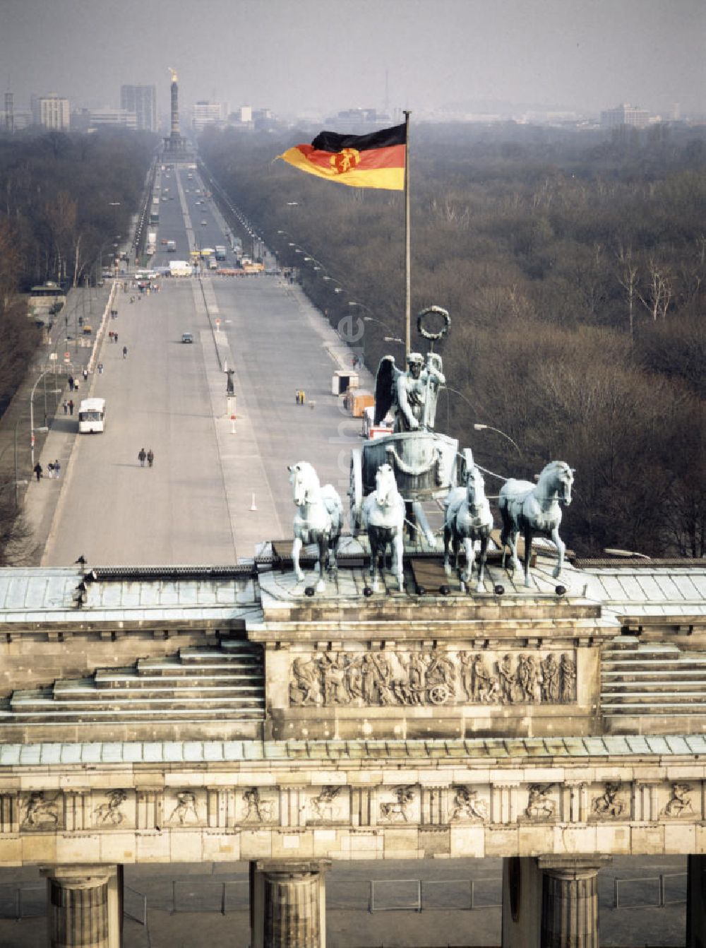 Luftaufnahme Berlin - Blick auf die mit der DDR-Fahne geschmückte Quadriga des Brandenburger Tor - Mitte historisch