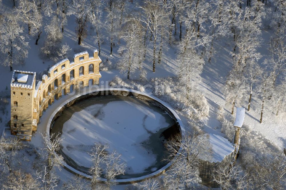 Luftaufnahme POTSDAM - Blick auf den den winterlich verschneiten Ruinenberg in Potsdam