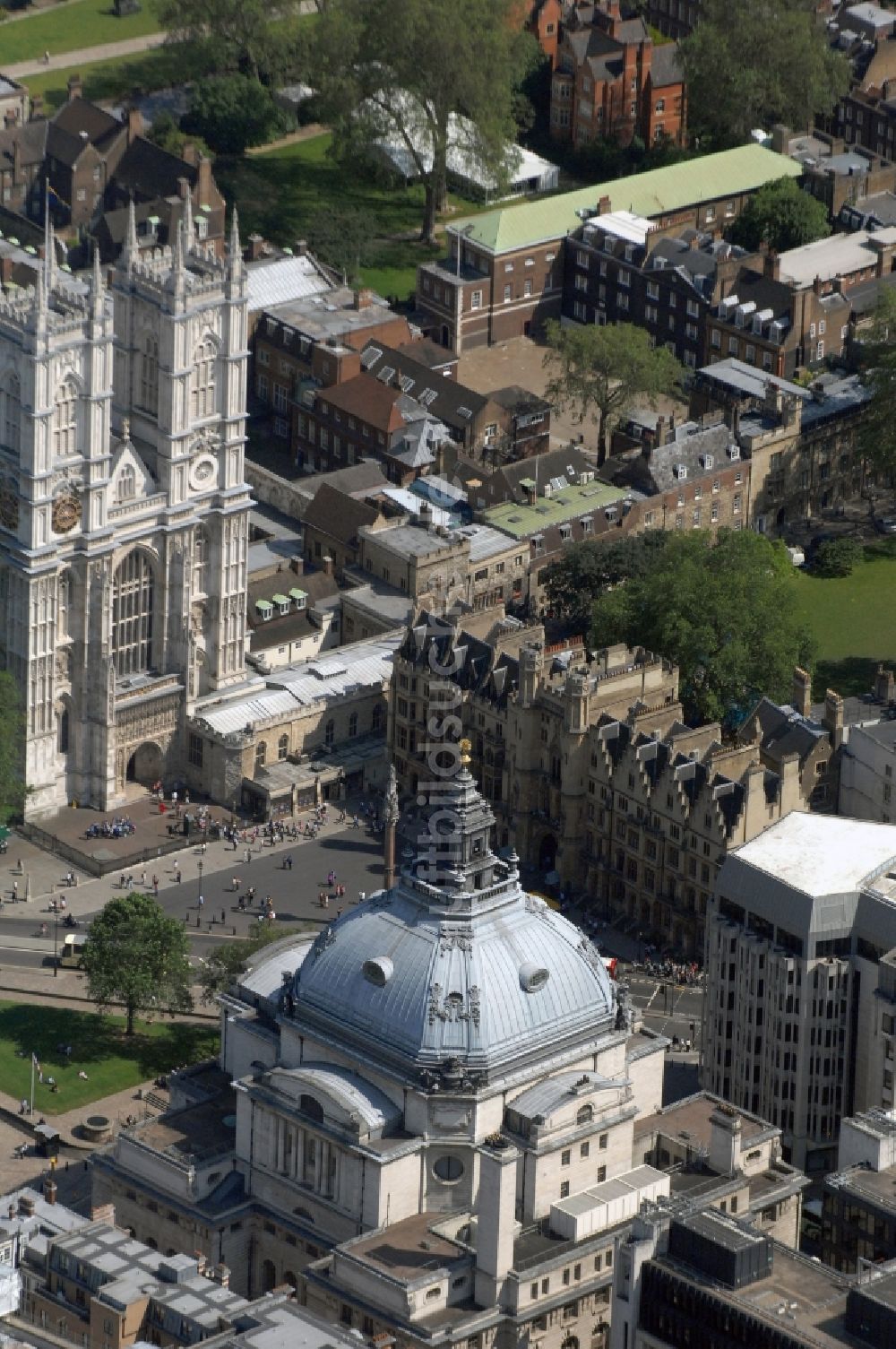 London von oben - Blick auf das Denkmal und die Touristenattraktion Westminster Central Hall in London