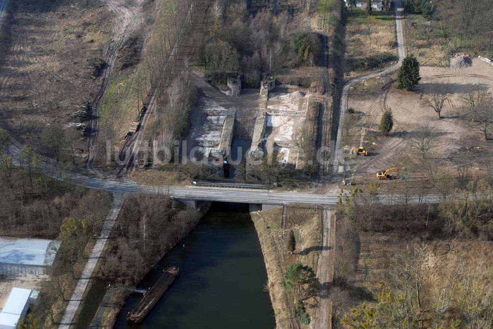 Niederfinow von oben - Blick auf derzeitige Wartungsarbeiten am Schiffshebewerk Niederfinow mit trockengelegter Kanalbrücke