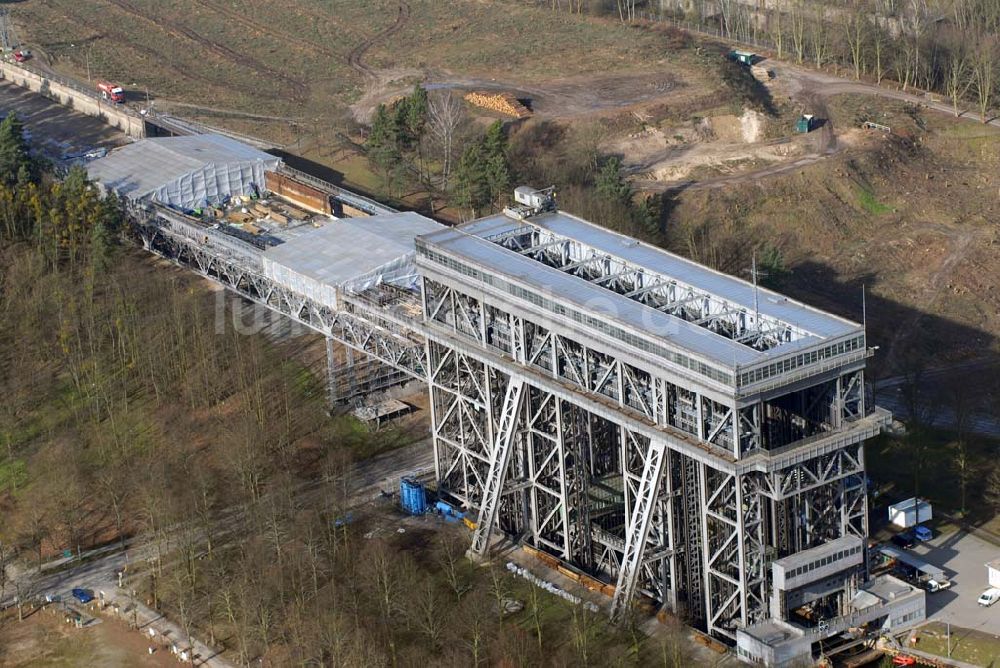 Luftbild Niederfinow - Blick auf derzeitige Wartungsarbeiten am Schiffshebewerk Niederfinow mit trockengelegter Kanalbrücke