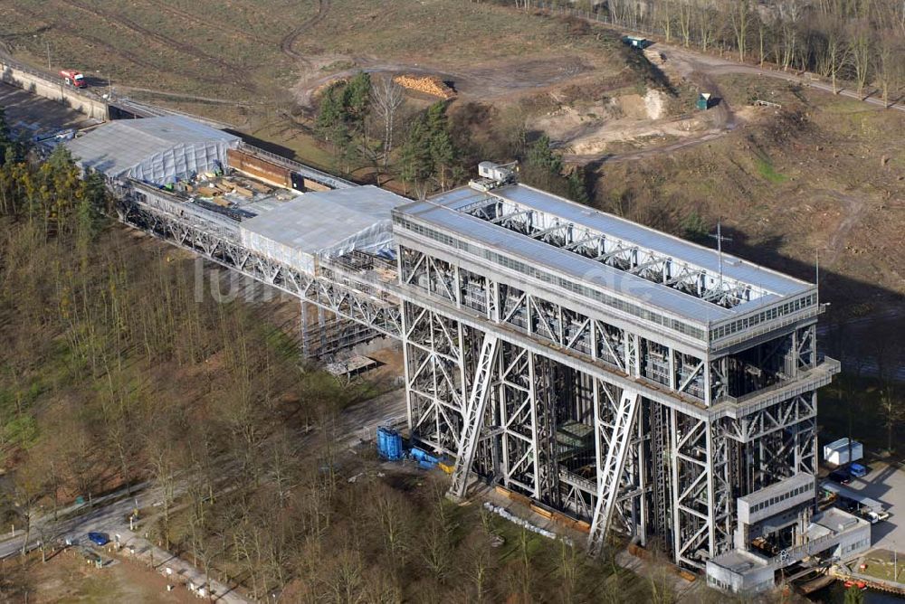 Luftaufnahme Niederfinow - Blick auf derzeitige Wartungsarbeiten am Schiffshebewerk Niederfinow mit trockengelegter Kanalbrücke