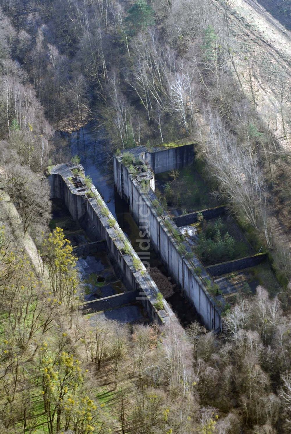 Niederfinow von oben - Blick auf derzeitige Wartungsarbeiten am Schiffshebewerk Niederfinow mit trockengelegter Kanalbrücke