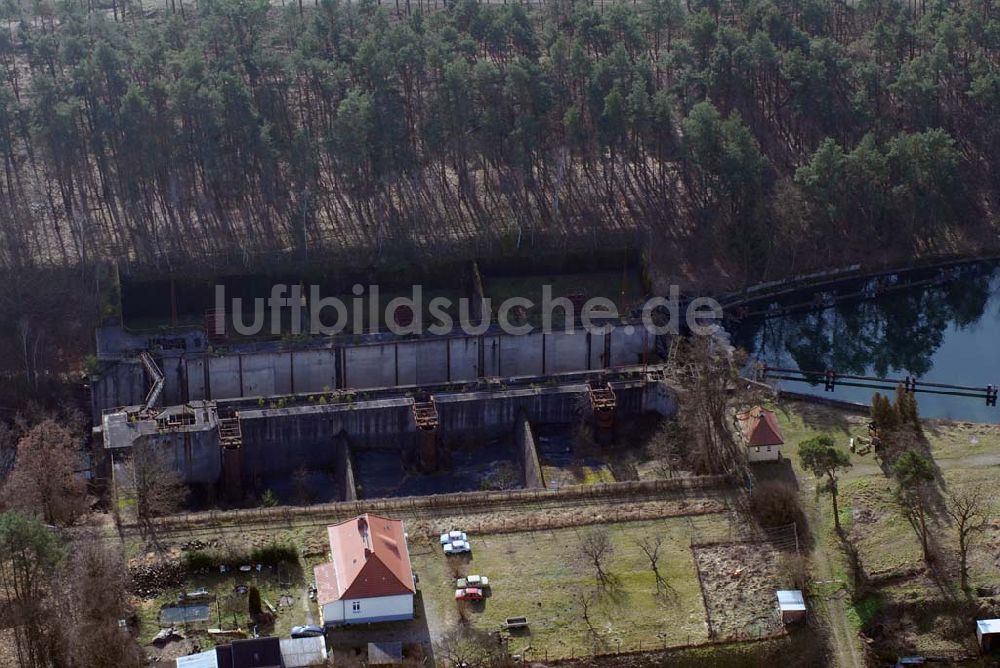 Niederfinow aus der Vogelperspektive: Blick auf derzeitige Wartungsarbeiten am Schiffshebewerk Niederfinow mit trockengelegter Kanalbrücke