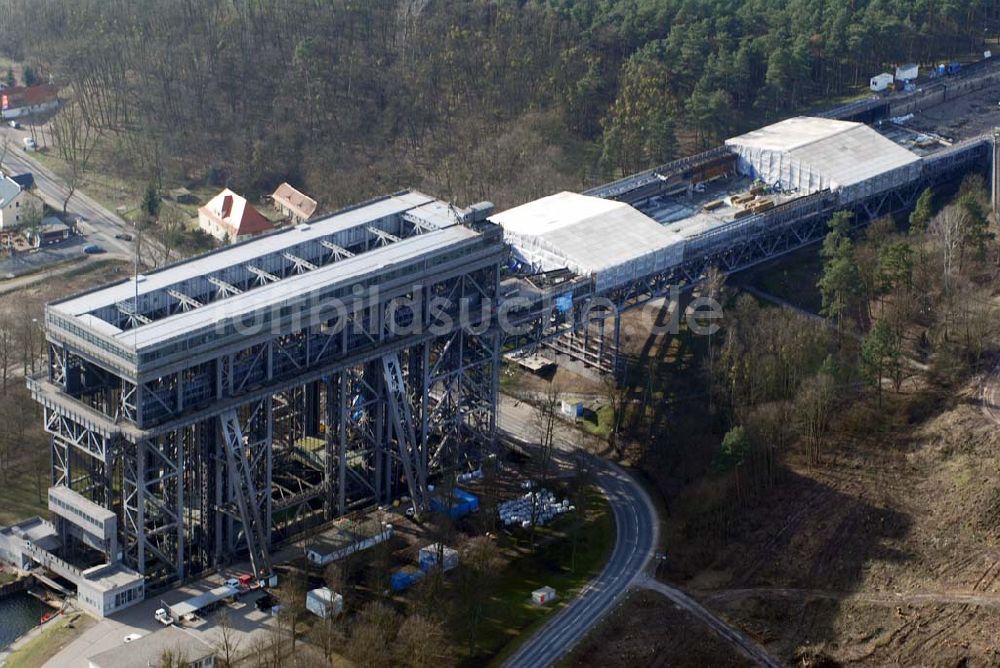 Niederfinow von oben - Blick auf derzeitige Wartungsarbeiten am Schiffshebewerk Niederfinow mit trockengelegter Kanalbrücke