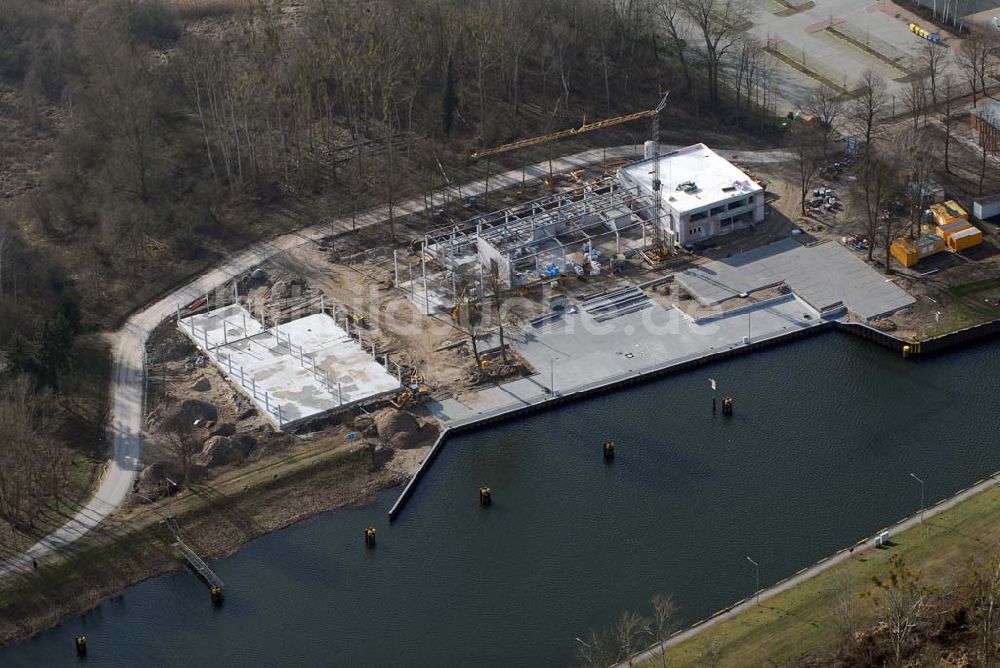 Niederfinow aus der Vogelperspektive: Blick auf derzeitige Wartungsarbeiten am Schiffshebewerk Niederfinow mit trockengelegter Kanalbrücke