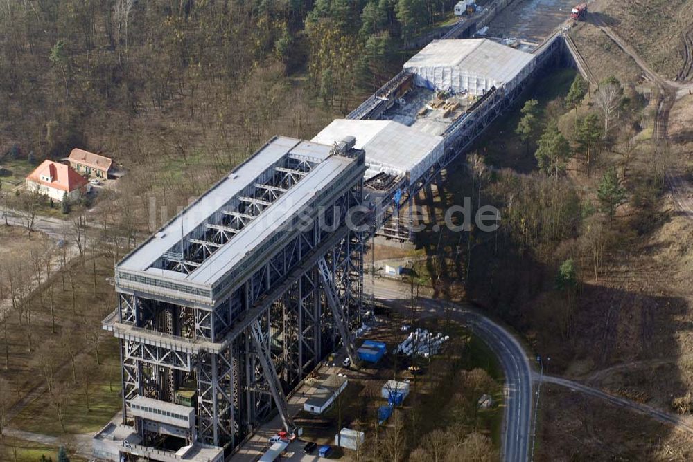 Luftbild Niederfinow - Blick auf derzeitige Wartungsarbeiten am Schiffshebewerk Niederfinow mit trockengelegter Kanalbrücke