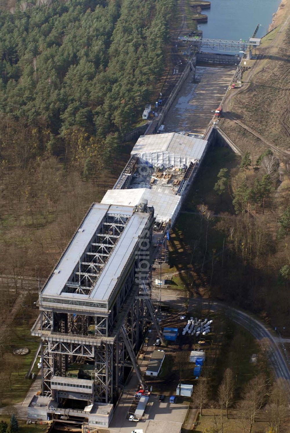 Luftaufnahme Niederfinow - Blick auf derzeitige Wartungsarbeiten am Schiffshebewerk Niederfinow mit trockengelegter Kanalbrücke