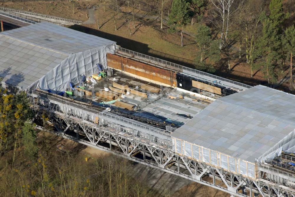 Luftbild Niederfinow - Blick auf derzeitige Wartungsarbeiten am Schiffshebewerk Niederfinow mit trockengelegter Kanalbrücke