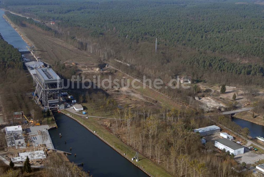 Niederfinow aus der Vogelperspektive: Blick auf derzeitige Wartungsarbeiten am Schiffshebewerk Niederfinow mit trockengelegter Kanalbrücke