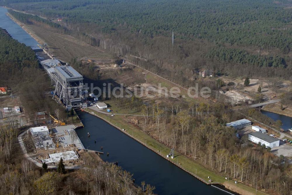 Luftbild Niederfinow - Blick auf derzeitige Wartungsarbeiten am Schiffshebewerk Niederfinow mit trockengelegter Kanalbrücke