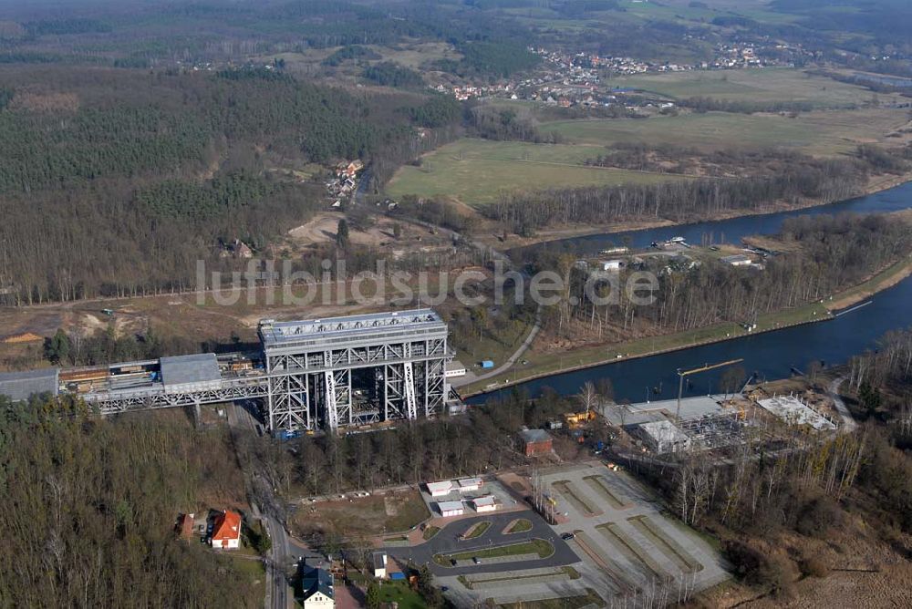 Luftaufnahme Niederfinow - Blick auf derzeitige Wartungsarbeiten am Schiffshebewerk Niederfinow mit trockengelegter Kanalbrücke