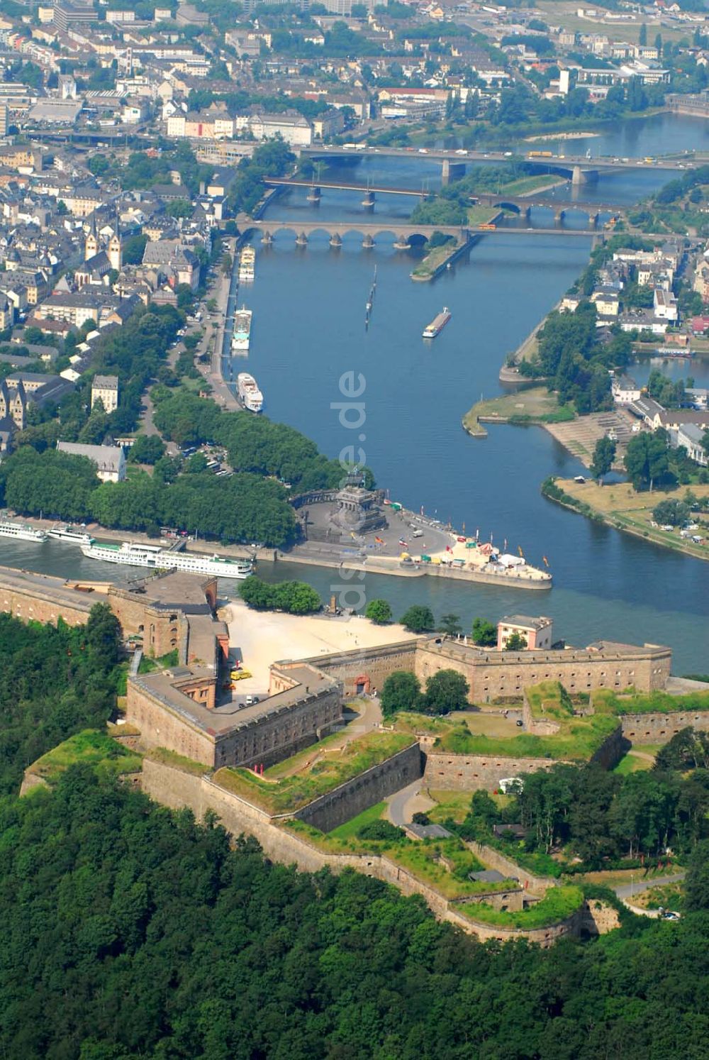 Koblenz aus der Vogelperspektive: Blick auf das Deutsche Eck und die Festung Ehrenbreitstein in Koblenz