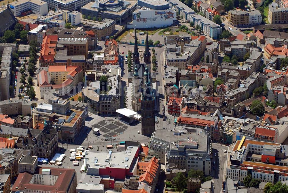 Halle/Saale von oben - Blick auf die die Altstadt von Halle, zentral der Marktplatz mit dem Roten Turm und der Marienkirche