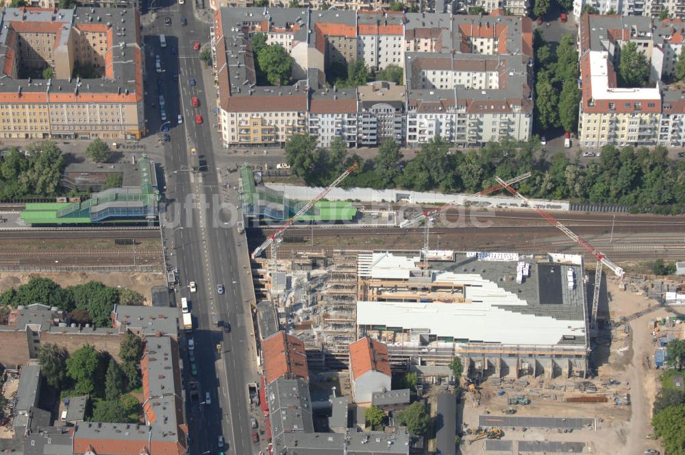 Berlin von oben - Blick auf dieBrücke Hermannstraße mit darunterliegendem S-Bahnhof in Berlin-Neukölln