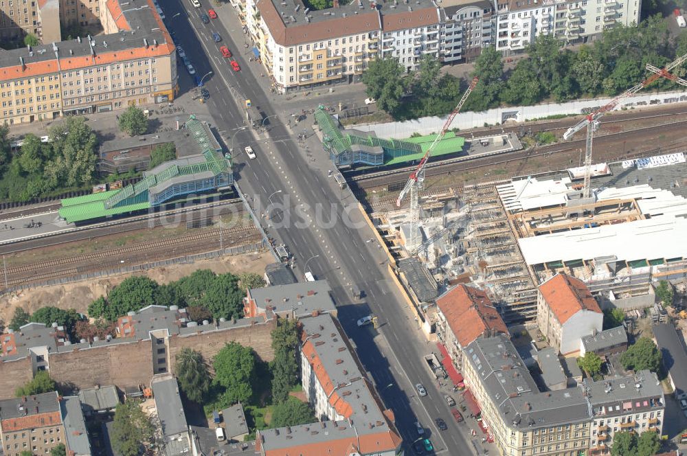 Berlin von oben - Blick auf dieBrücke Hermannstraße mit darunterliegendem S-Bahnhof in Berlin-Neukölln