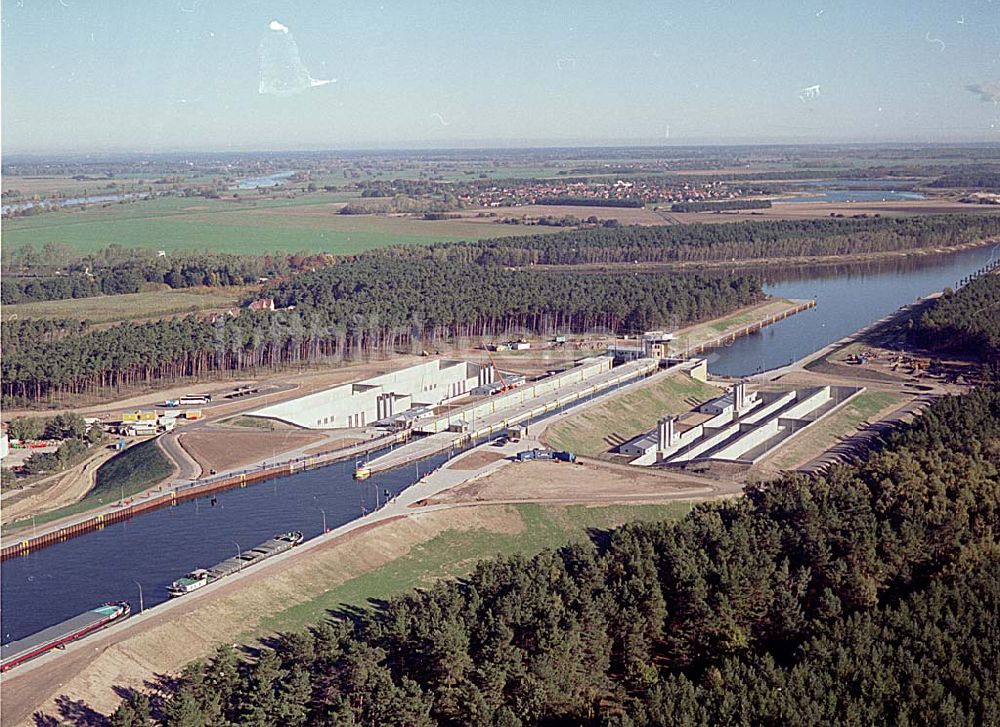 Luftbild Hohenwarthe / Sachsen Anhalt - 14.10.2003 Blick auf die Doppelschleuse Hohenwarthe Foto:Grahn