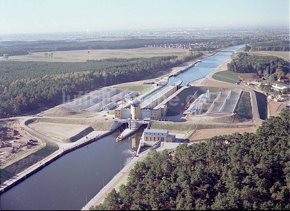 Hohenwarthe / Sachsen Anhalt aus der Vogelperspektive: 14.10.2003 Blick auf die Doppelschleuse Hohenwarthe Foto:Grahn