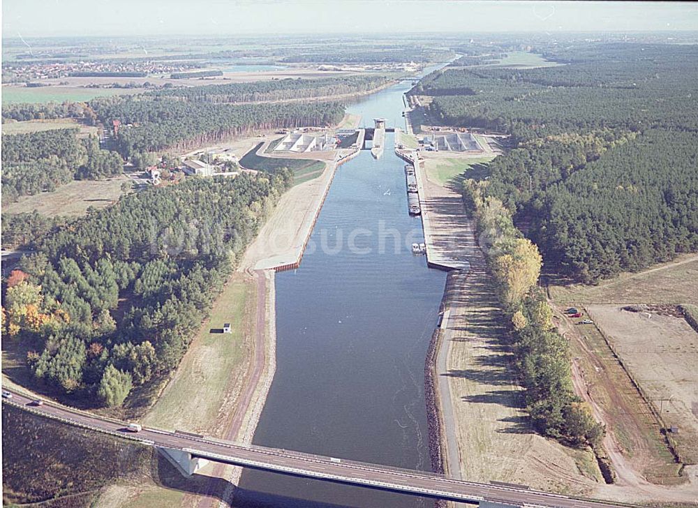 Luftbild Hohenwarthe / Sachsen Anhalt - 14.10.2003 Blick auf die Doppelschleuse Hohenwarthe Foto:Grahn