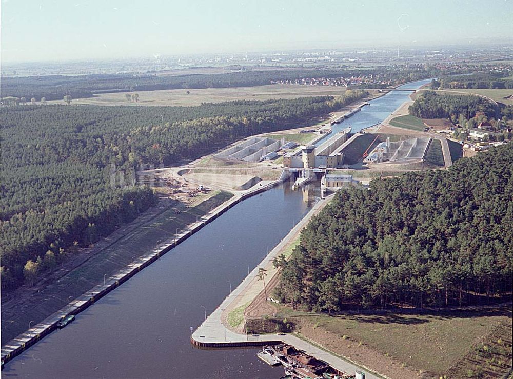 Hohenwarthe / Sachsen Anhalt aus der Vogelperspektive: 14.10.2003 Blick auf die Doppelschleuse Hohenwarthe Foto:Grahn