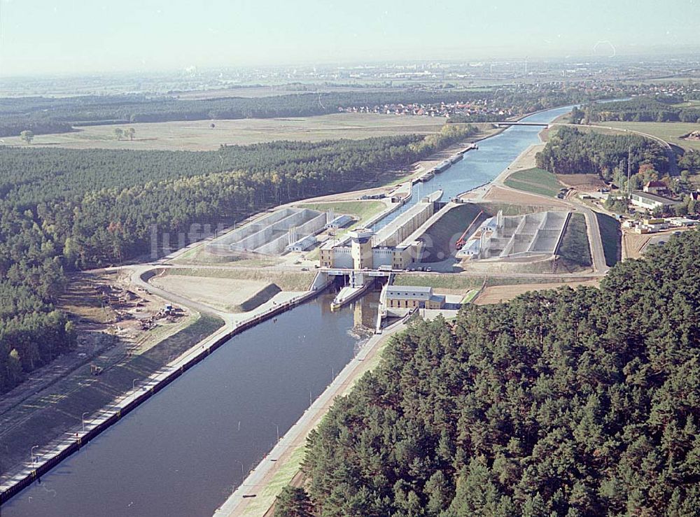 Luftbild Hohenwarthe / Sachsen Anhalt - 14.10.2003 Blick auf die Doppelschleuse Hohenwarthe Foto:Grahn