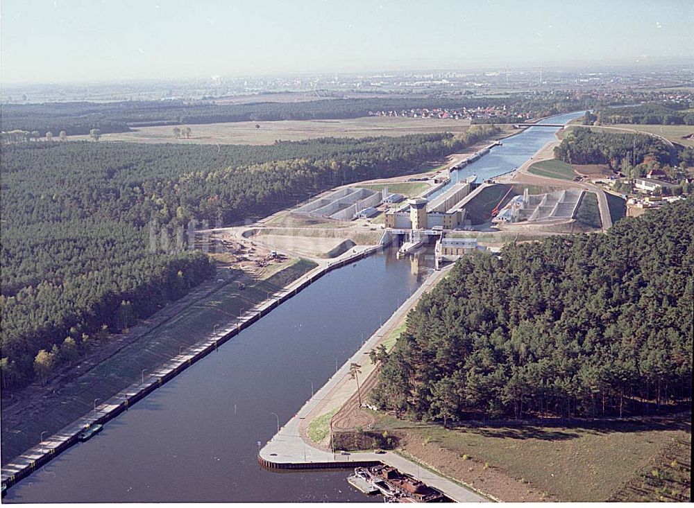 Hohenwarthe / Sachsen Anhalt von oben - 14.10.2003 Blick auf die Doppelschleuse Hohenwarthe Foto:Grahn