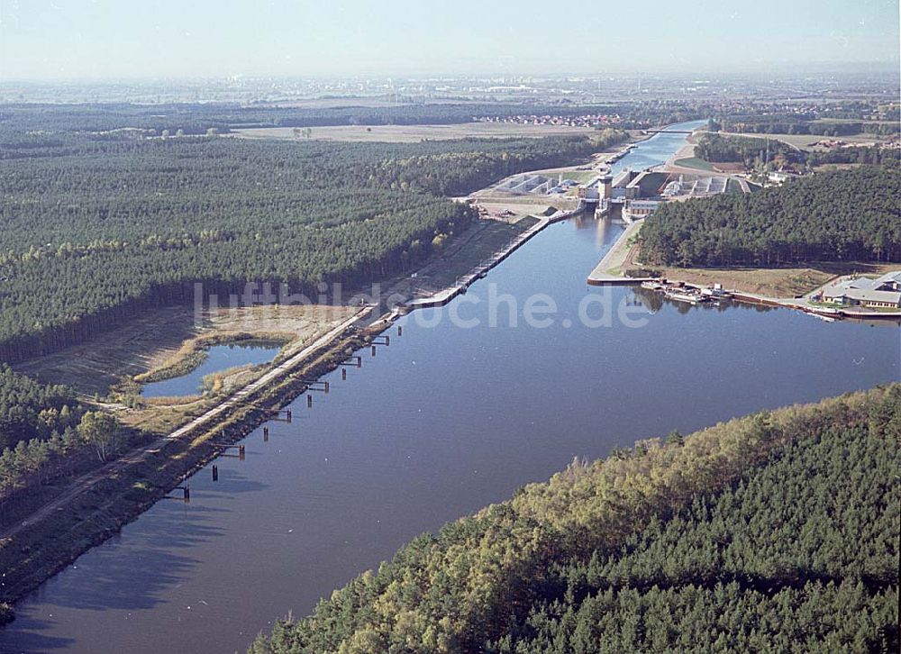 Hohenwarthe / Sachsen Anhalt von oben - 14.10.2003 Blick auf die Doppelschleuse Hohenwarthe Foto:Grahn