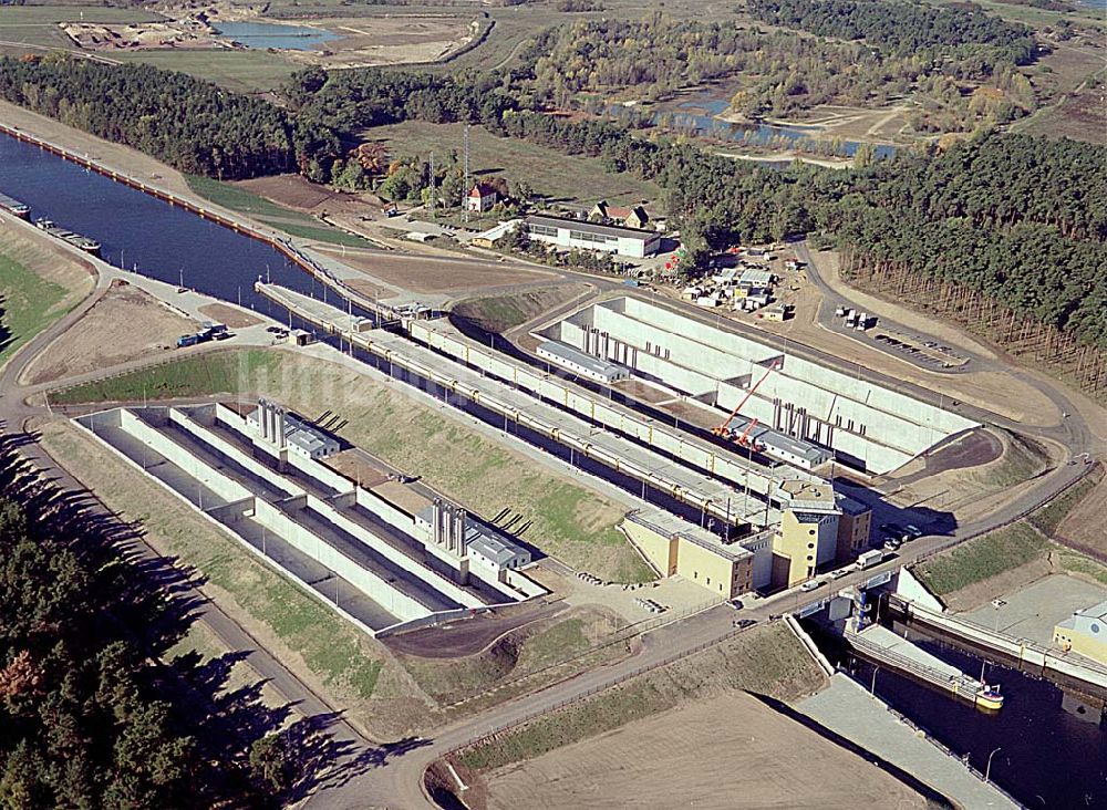 Luftbild Hohenwarthe / Sachsen Anhalt - 14.10.2003 Blick auf die Doppelschleuse Hohenwarthe Foto:Grahn