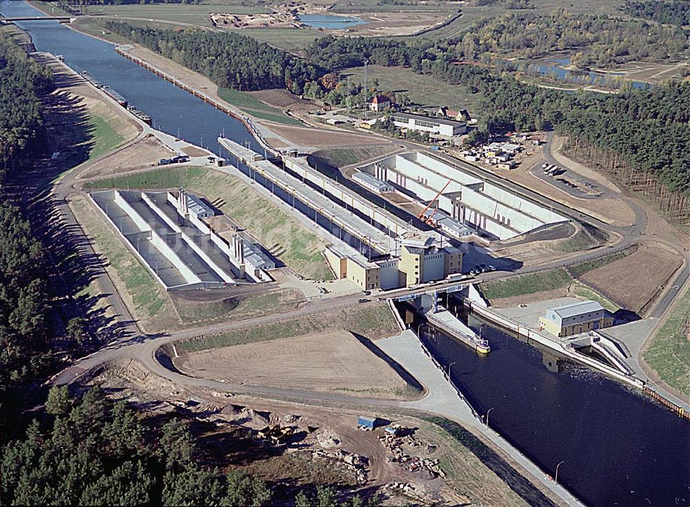 Luftaufnahme Hohenwarthe / Sachsen Anhalt - 14.10.2003 Blick auf die Doppelschleuse Hohenwarthe Foto:Grahn