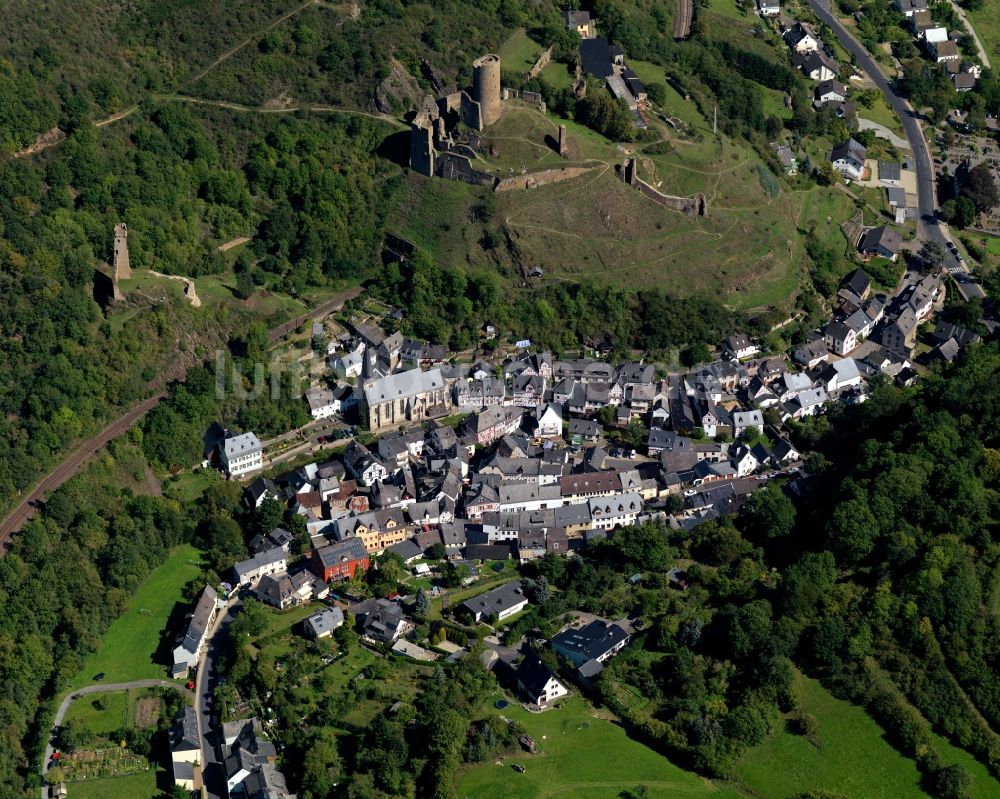 Monreal von oben - Blick auf das Dorf Monreal im Bundesland Rheinland-Pfalz