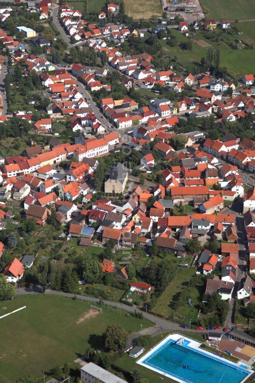 Luftbild Wölfis - Blick auf das Dorf Wölfis im Landkreis Gotha in Thüringen