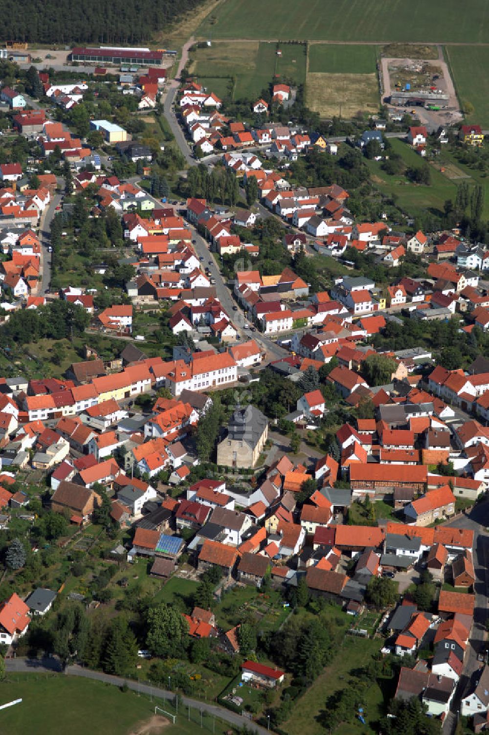 Luftaufnahme Wölfis - Blick auf das Dorf Wölfis im Landkreis Gotha in Thüringen