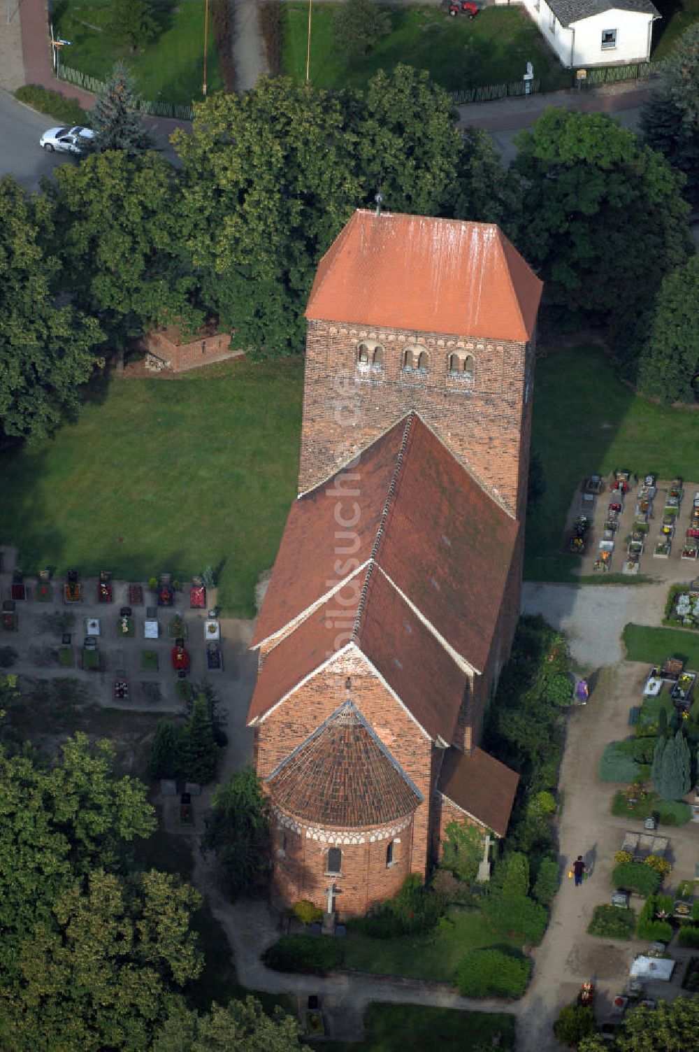 Luftaufnahme Redekin - Blick auf die Dorfkirche