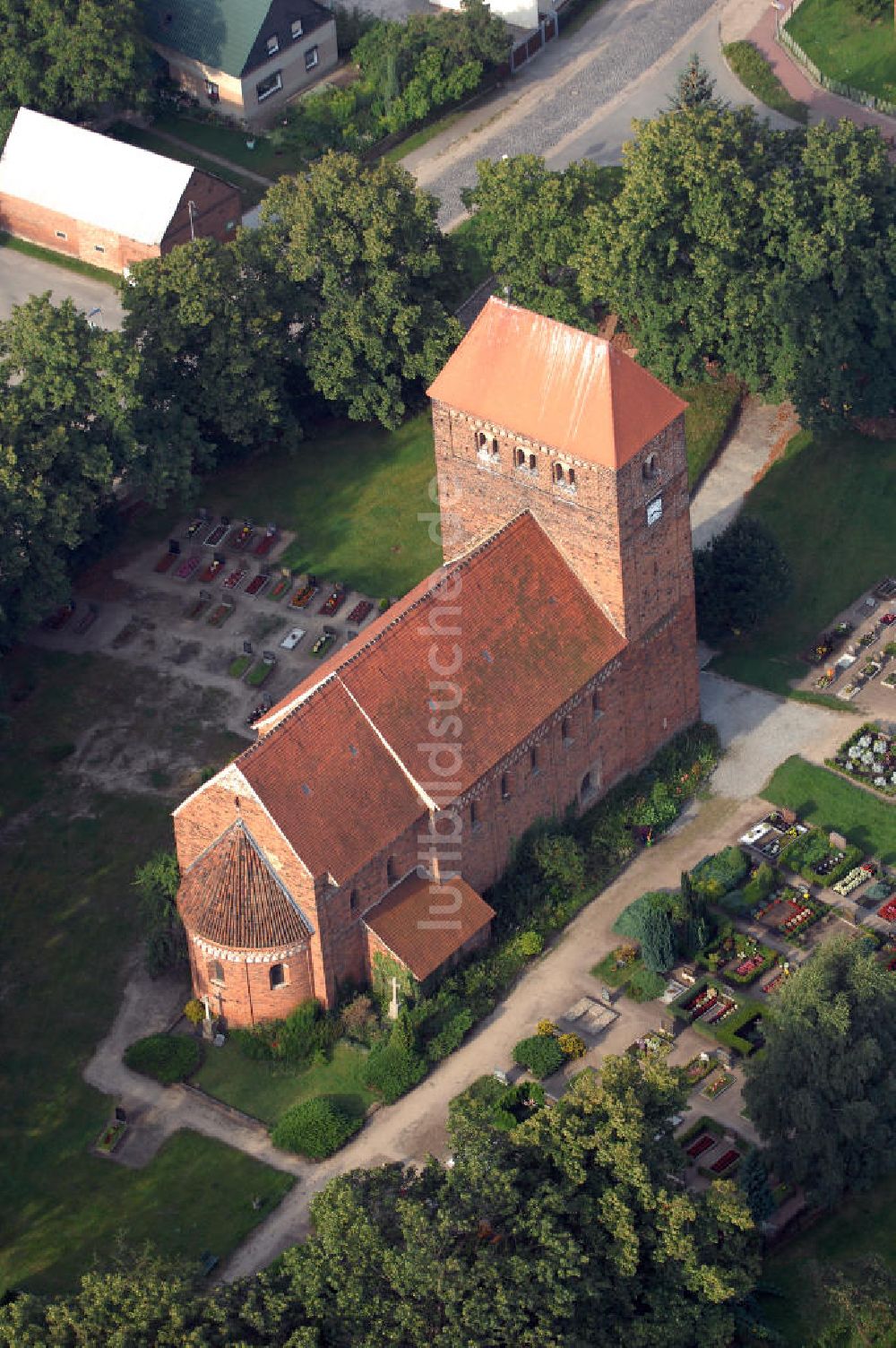 Luftbild Redekin - Blick auf die Dorfkirche