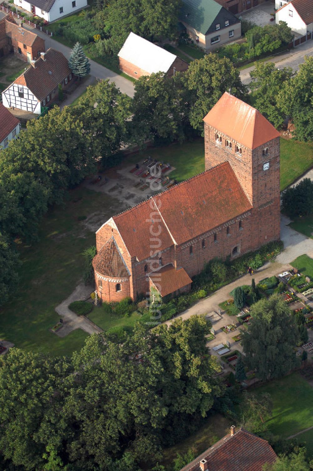 Luftaufnahme Redekin - Blick auf die Dorfkirche