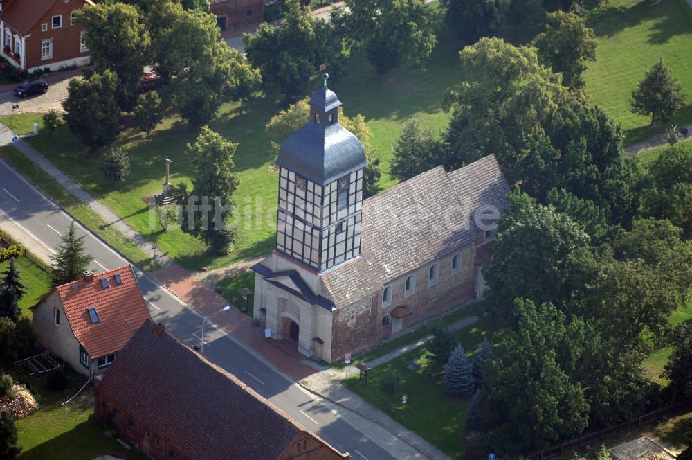 Luftaufnahme Wust - Blick auf die Dorfkirche in Wust, die Teil der Ferienstraße Straße der Romanik