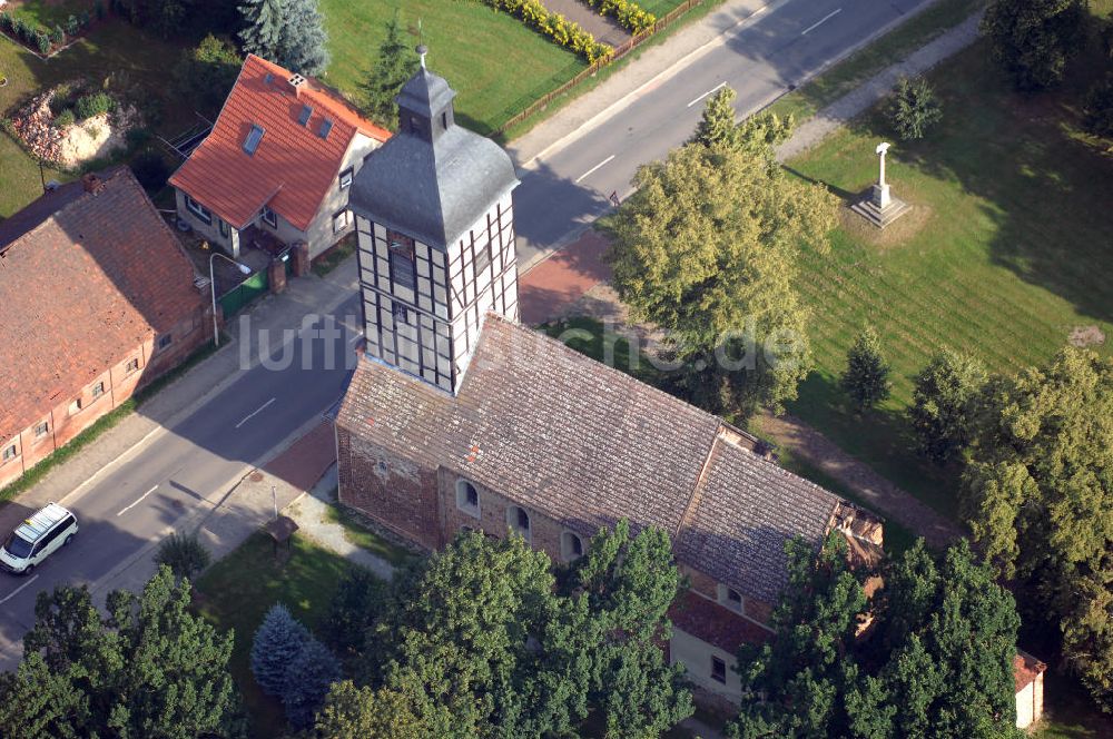 Wust aus der Vogelperspektive: Blick auf die Dorfkirche in Wust, die Teil der Ferienstraße Straße der Romanik