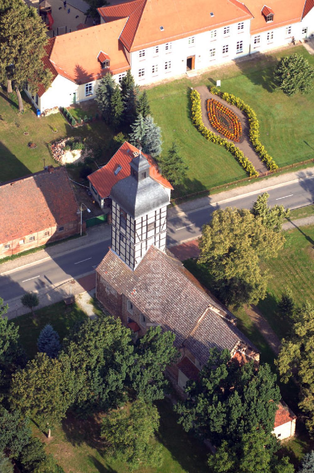 Luftbild Wust - Blick auf die Dorfkirche in Wust, die Teil der Ferienstraße Straße der Romanik