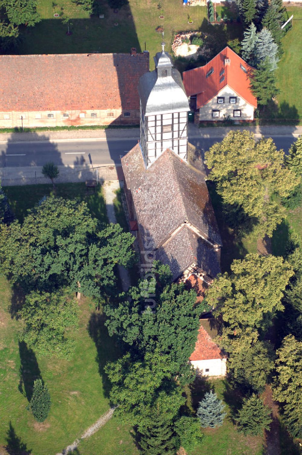 Luftaufnahme Wust - Blick auf die Dorfkirche in Wust, die Teil der Ferienstraße Straße der Romanik