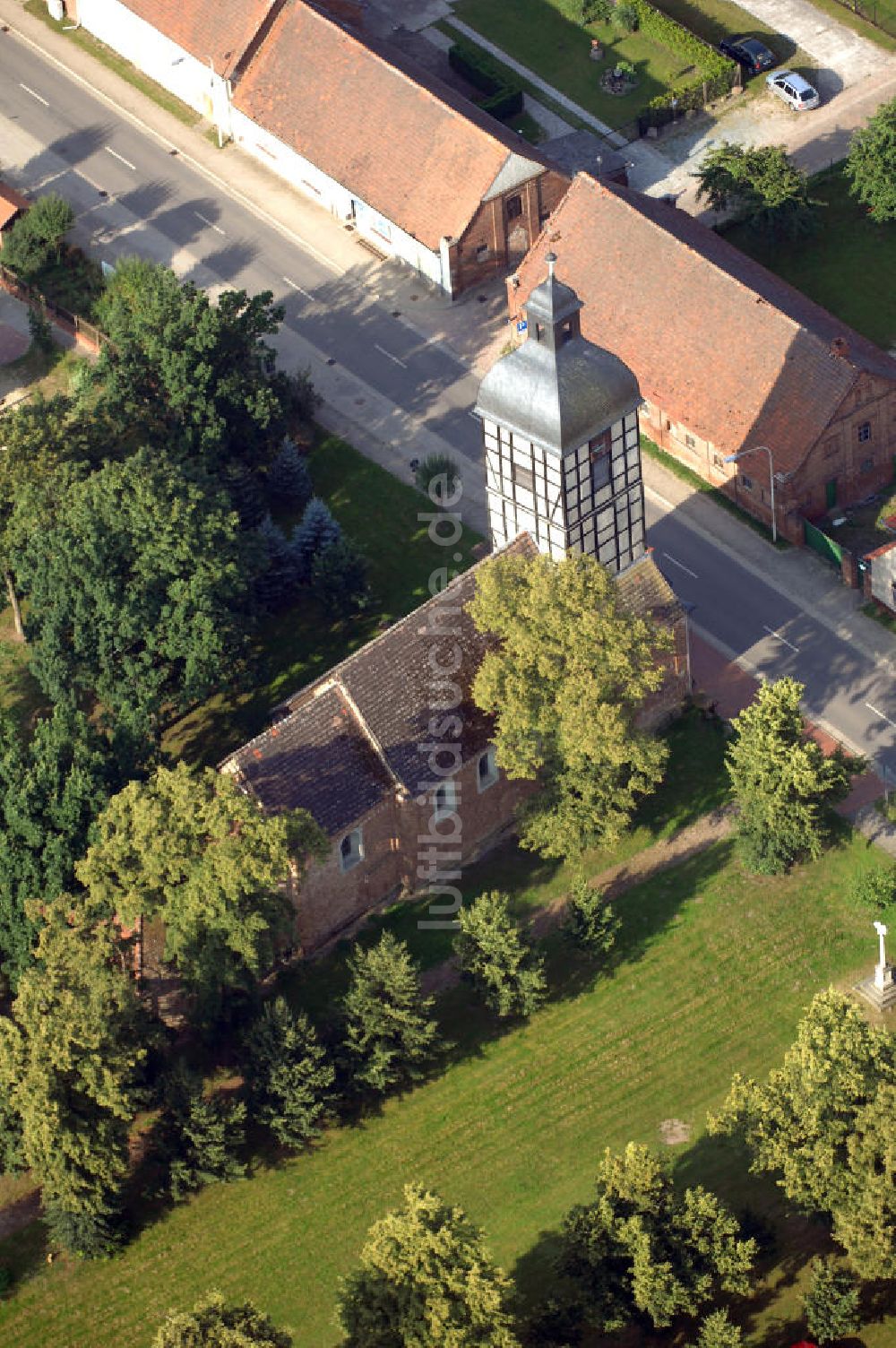 Wust von oben - Blick auf die Dorfkirche in Wust, die Teil der Ferienstraße Straße der Romanik