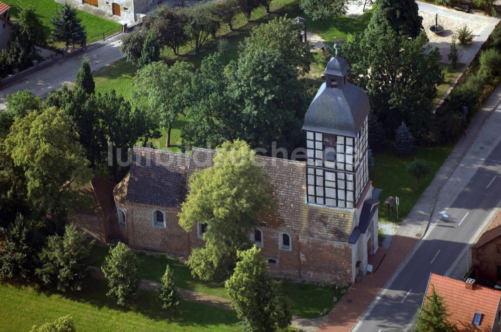 Luftbild Wust - Blick auf die Dorfkirche in Wust, die Teil der Ferienstraße Straße der Romanik