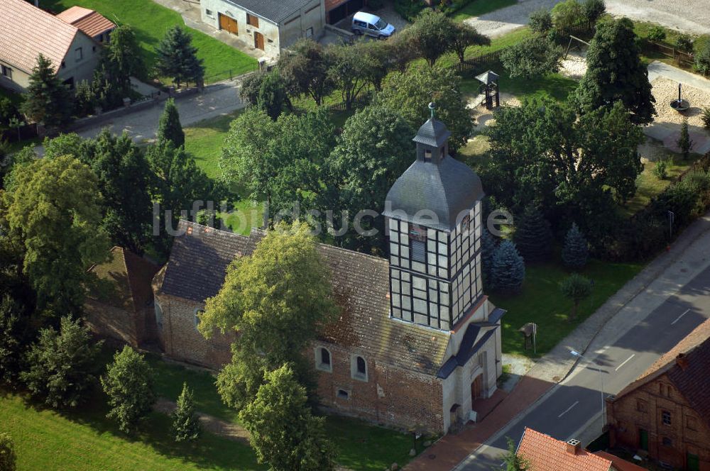 Luftaufnahme Wust - Blick auf die Dorfkirche in Wust, die Teil der Ferienstraße Straße der Romanik