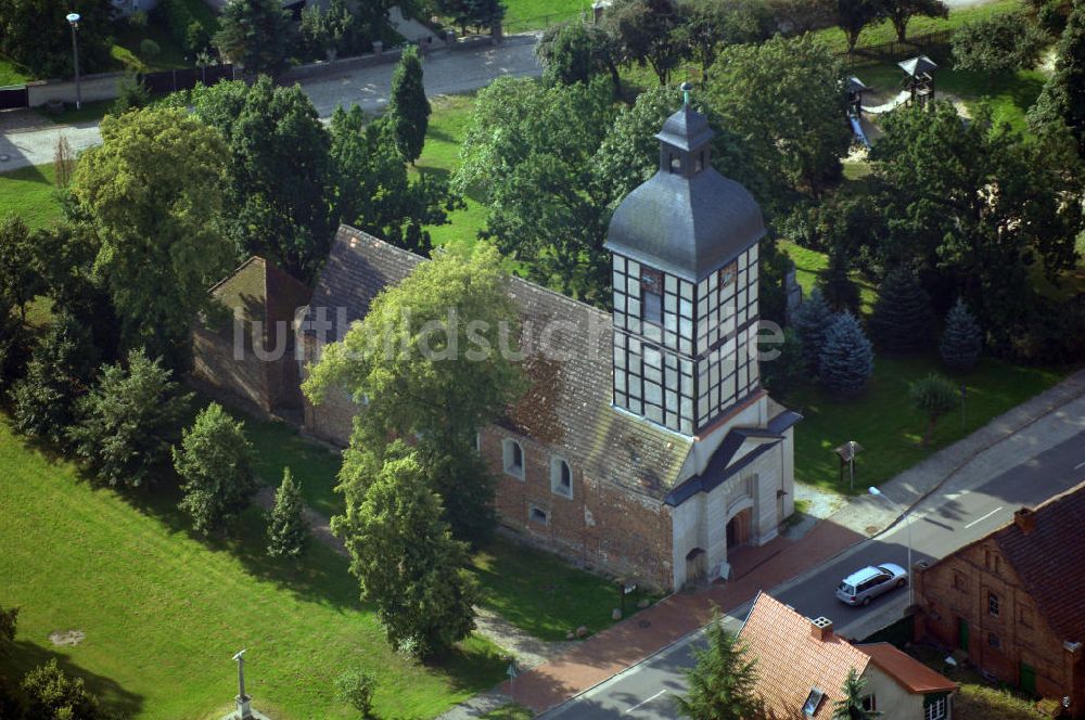 Wust von oben - Blick auf die Dorfkirche in Wust, die Teil der Ferienstraße Straße der Romanik