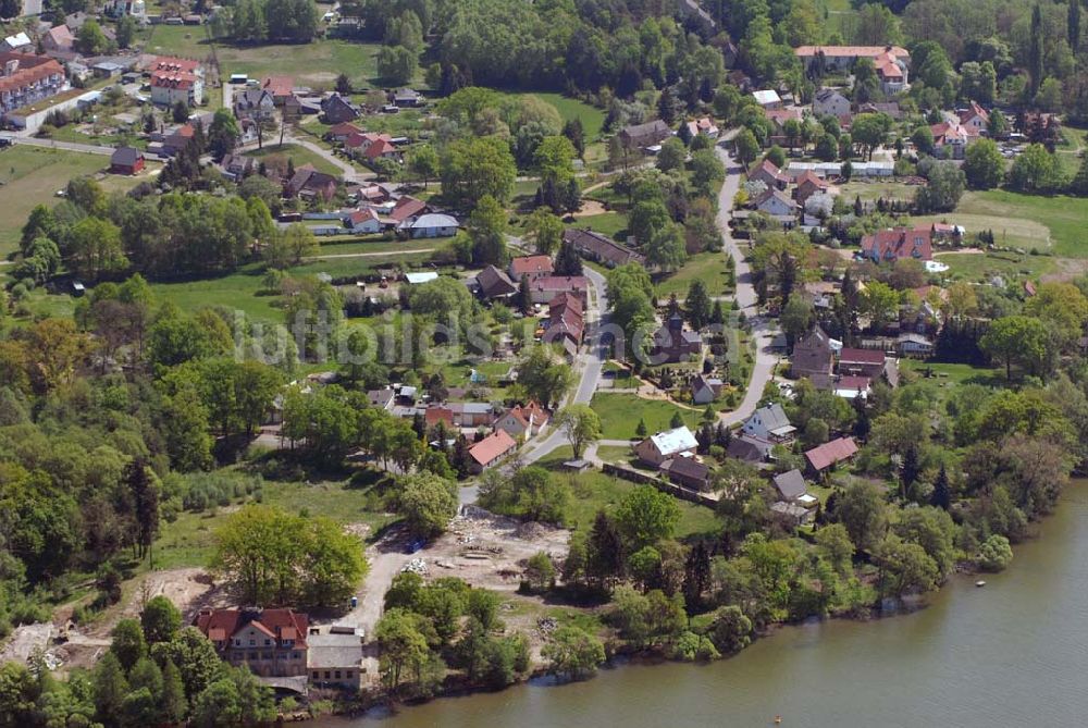 Bad Saarow am Scharmützelsee (Brandenburg) aus der Vogelperspektive: Blick auf die Dorfstraße mit vermutl. einem ehem. Ferienheim in Bad Saarow-Pieskow