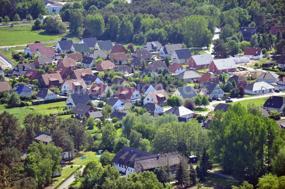 Trassenheide von oben - Blick auf drei reetgedeckte Häuser des Hotels Waldhof in der Forststraße in Trassenheide