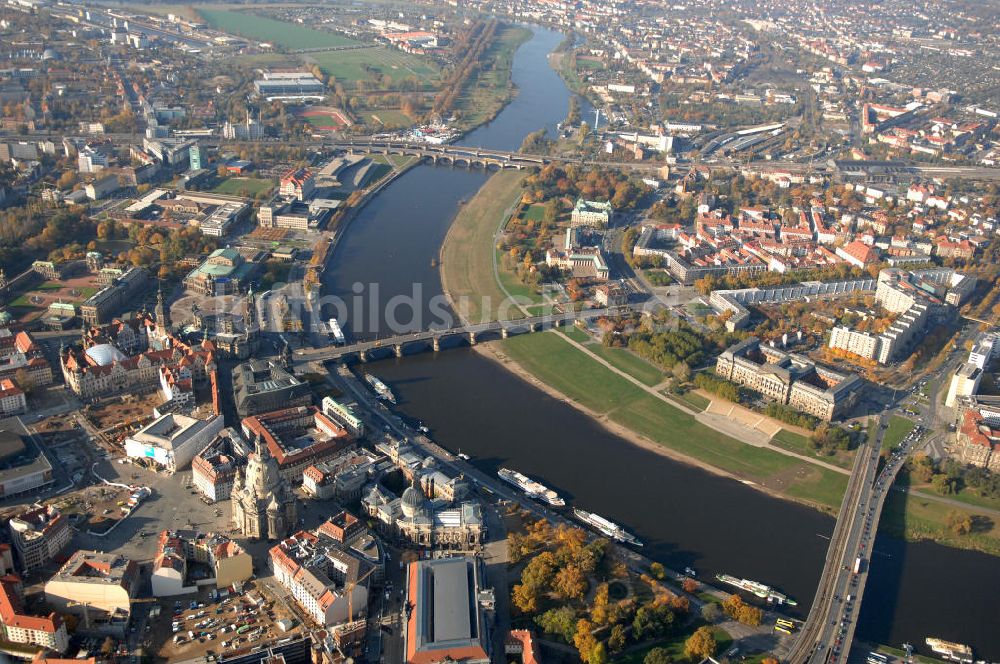 Luftaufnahme Dresden - Blick auf die Dresdener Altstadt und die Elbwiesen