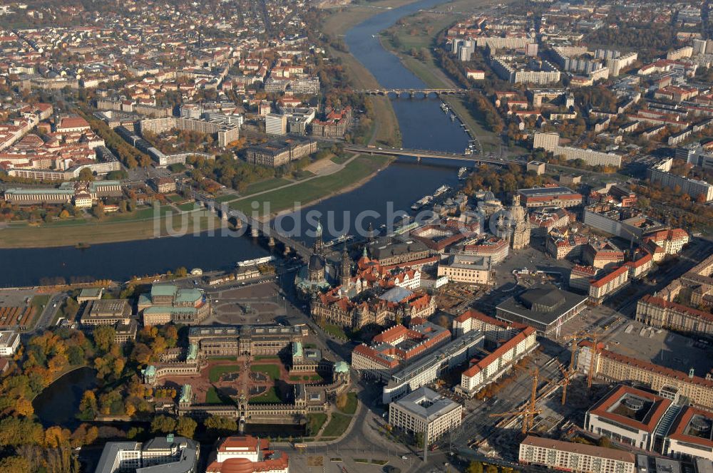 Dresden von oben - Blick auf die Dresdener Altstadt und die Elbwiesen