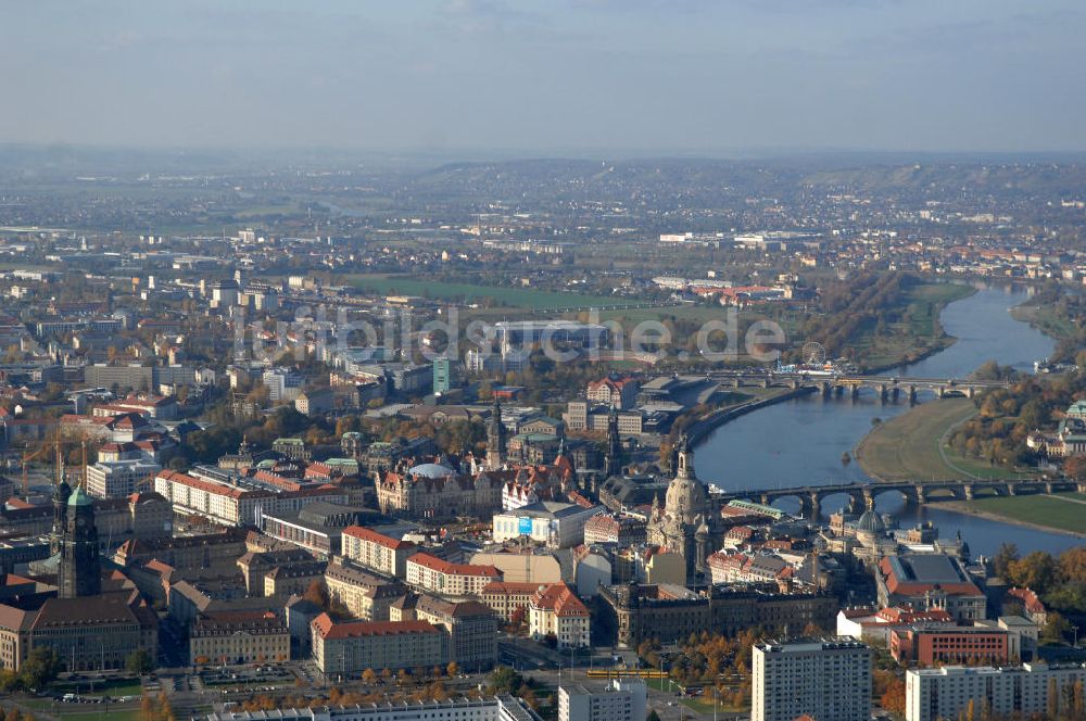 Dresden aus der Vogelperspektive: Blick auf die Dresdener Altstadt und die Elbwiesen