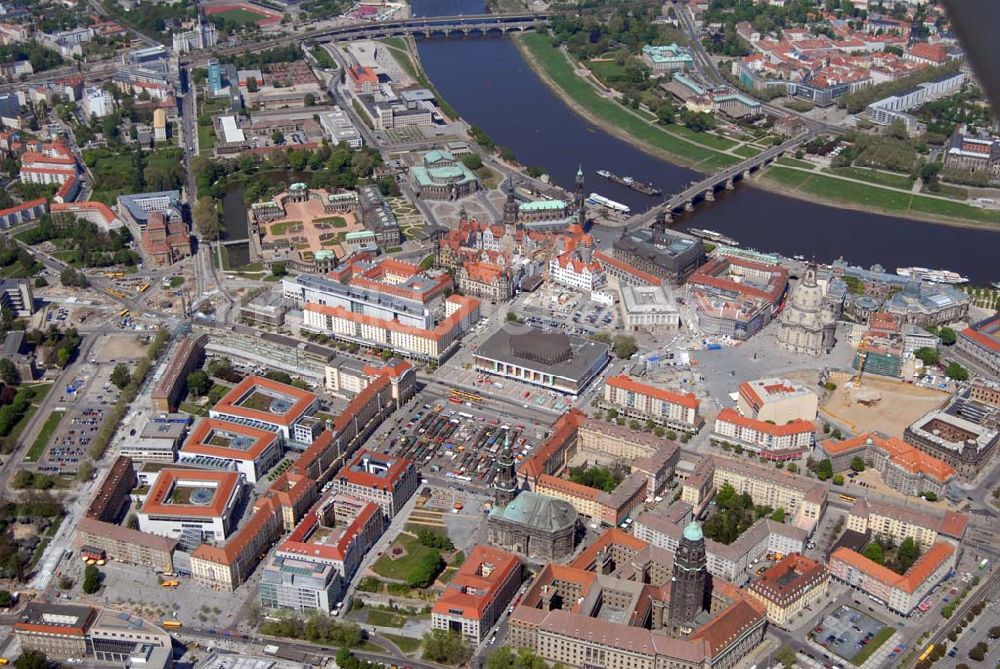 Dresden aus der Vogelperspektive: Blick auf die Dresdner Altstadt an der Augustusbrücke