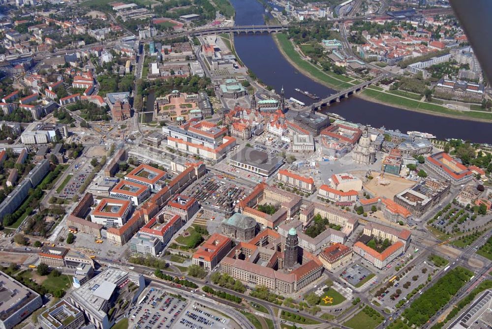 Luftaufnahme Dresden - Blick auf die Dresdner Altstadt an der Augustusbrücke